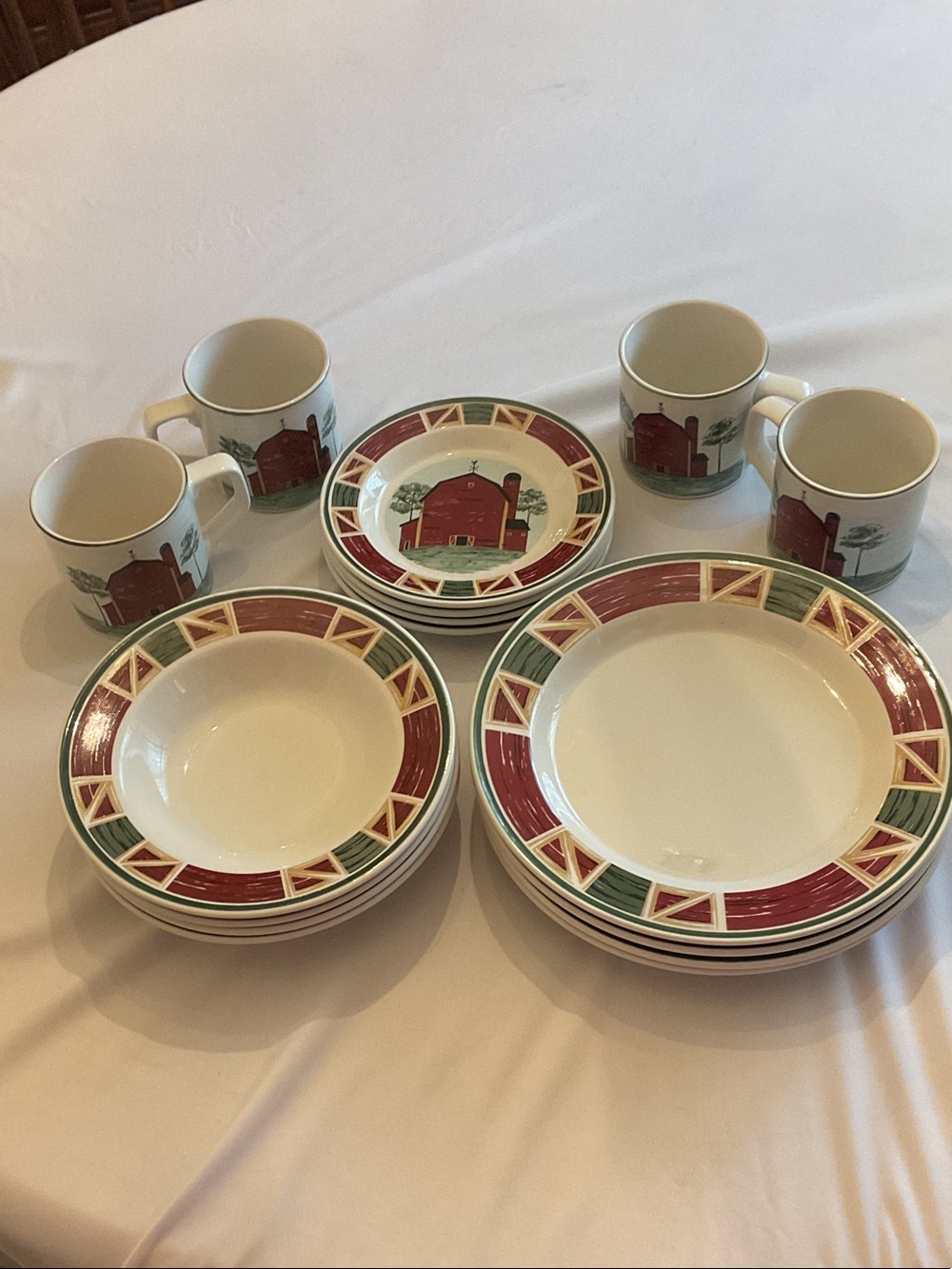 VTG Tienshan Stoneware Prairie Barn pattern Red and Green dinner set - 16-Piece